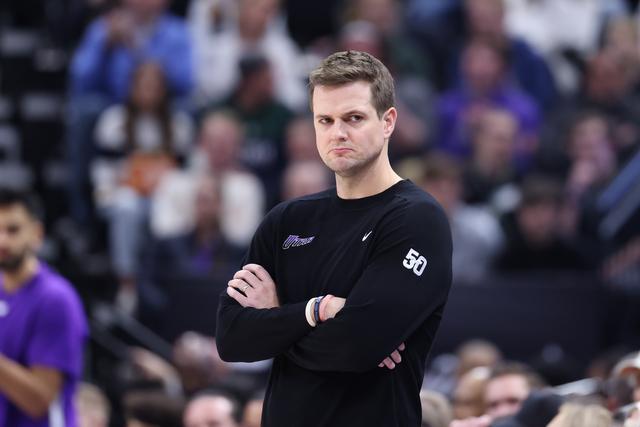 詹姆斯父子同台合砍19分 湖人季前赛不敌太阳